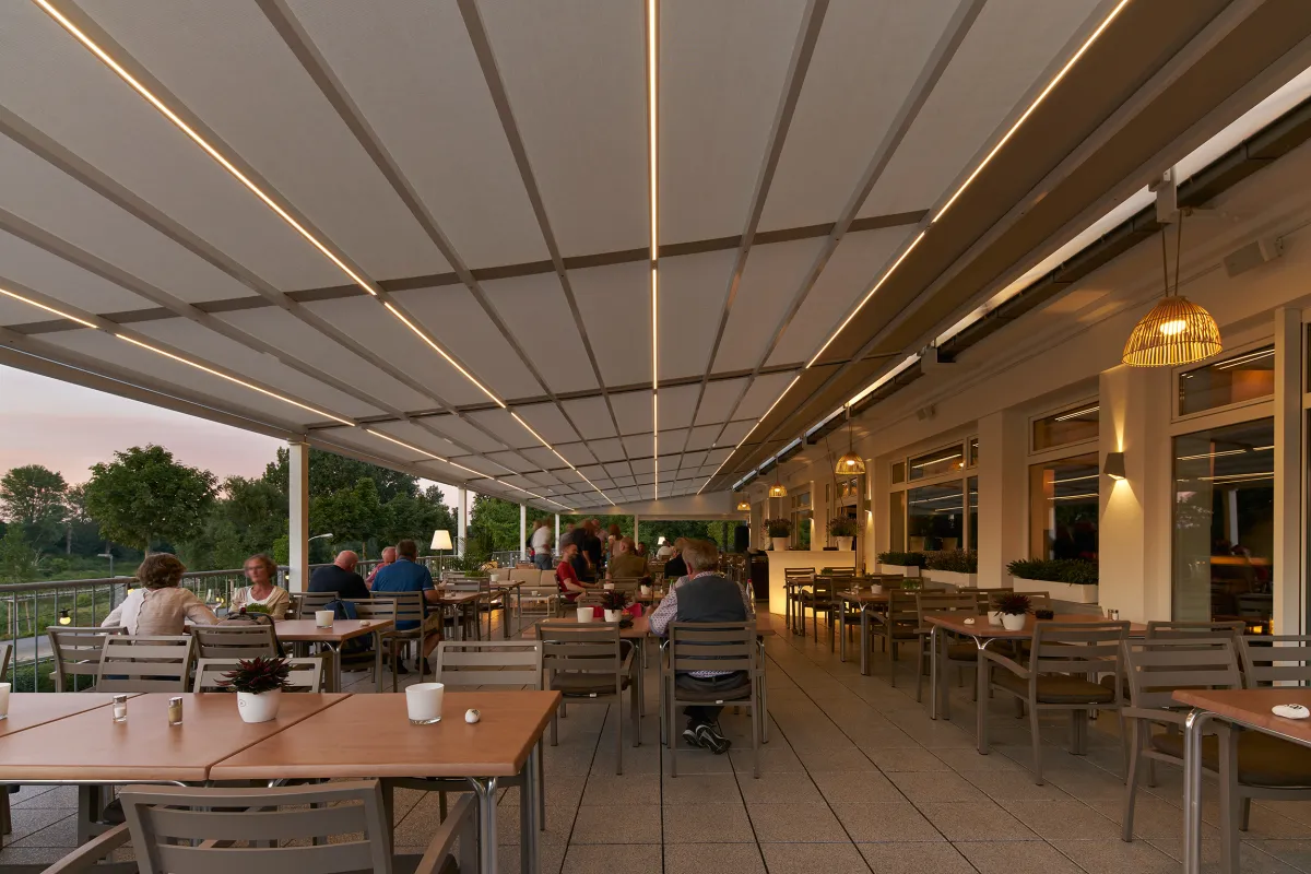 In Mannheim hat markilux die Event-Location „bootshaus“ mit seiner „pergola stretch“ ausgestattet. (© markilux)
