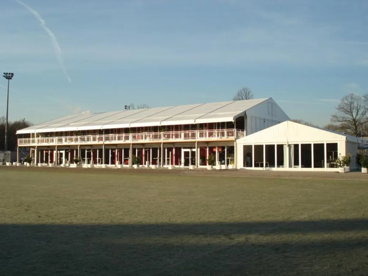 VIP-Club West: Wo bis zur letzten Saison die Amateure von Bayer 04 Leverkusen spielten, wurde im Zuge des Umbaus der BayArena ein zweistöckiges Zelt-Ensemble von Losberger errichtet. Das Emporium behe