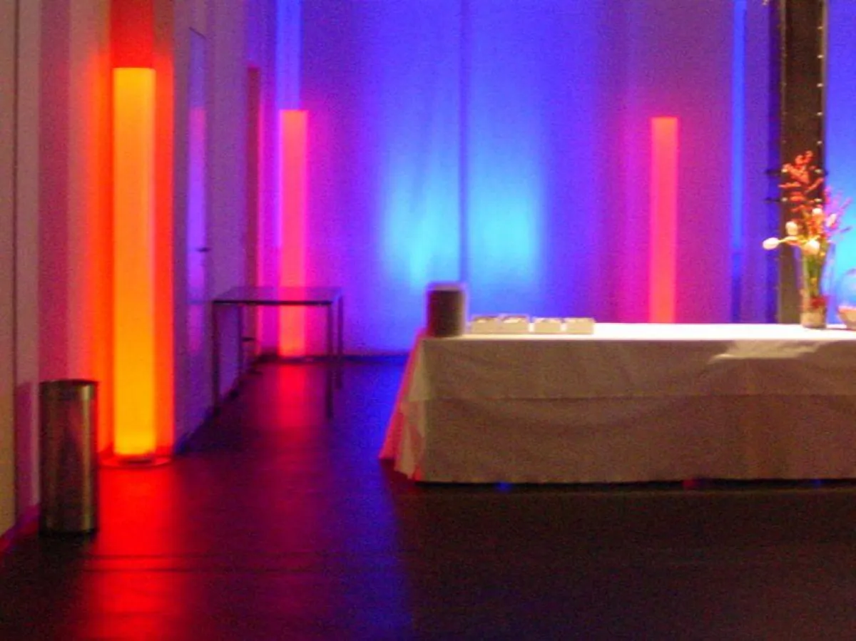 Mit der LED Leuchte von Limelight hochwertiges Ambiente schaffen.