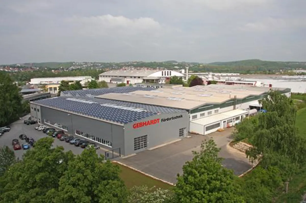 Solarkraftwerk auf dem Firmendach der GEBHARDT Fördertechnik GmbH • Zentrale & Werk Sinsheim • Erster Bauabschnitt der Solaranlage auf den Dächern von Halle 1 und 8 • Betreiber der Anlage GEBHARDT Sol
