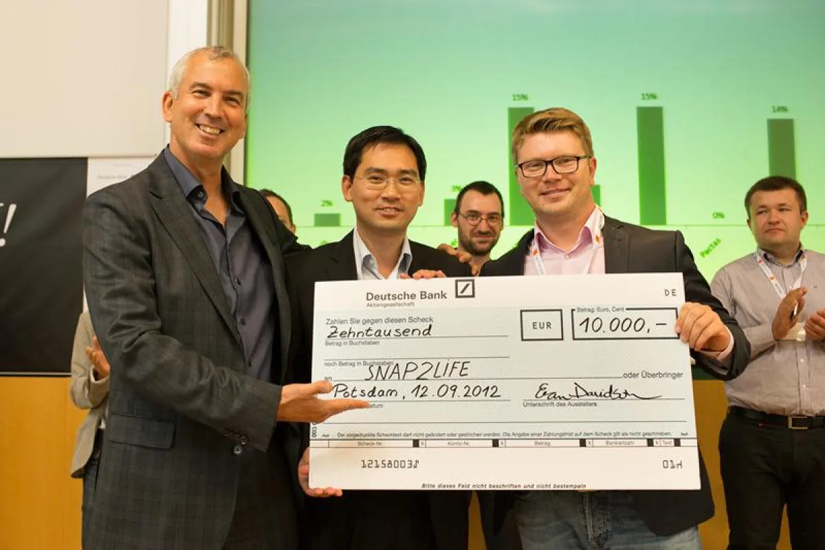 Check Übergabe durch den HPV CEO Eran Davidson.