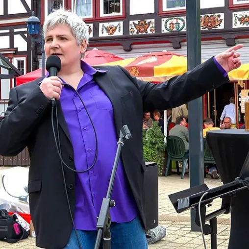 Musikalische Appetitanreger: Tenorsängerin Aida trat auf der Rathausbühne in Herzberg auf Bild: Musikalische Appetitanreger: Tenorsängerin Aida trat auf der Rathausbühne in Herzberg auf