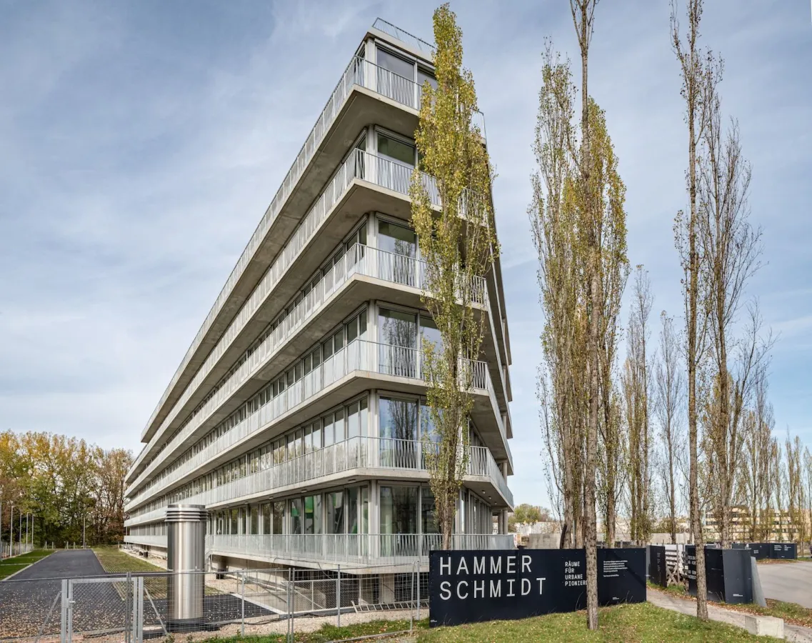 Das Gegenteil von glattgebügelt: HAMMERSCHMIDT ist Kante mit Konzept. (© Real-Treuhand Immobilien)