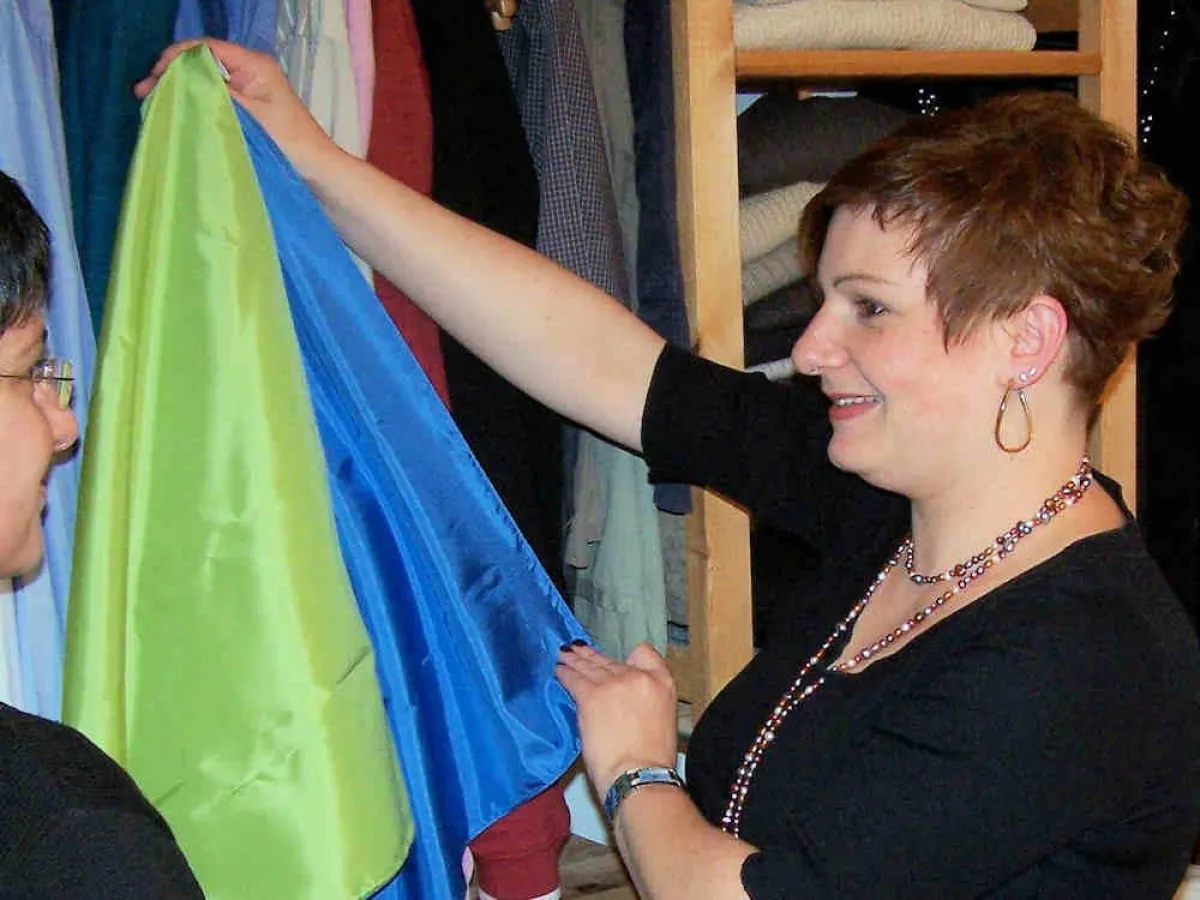 Imageberaterin Anke Persch mit Bestimmungstuch zur Farbanalyse