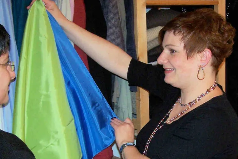Bild: Erfolgreich sein beim ersten Eindruck mit Farbe und Stil - Imageberaterin gibt Tipps für den Kleiderschrank