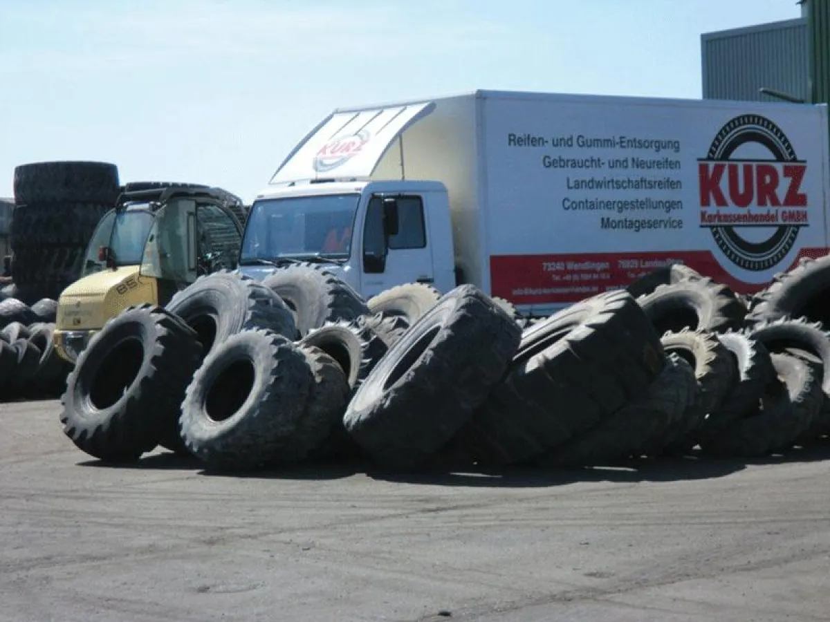 Lkw der Kurz Karkassenhandel GmbH mit Altreifen