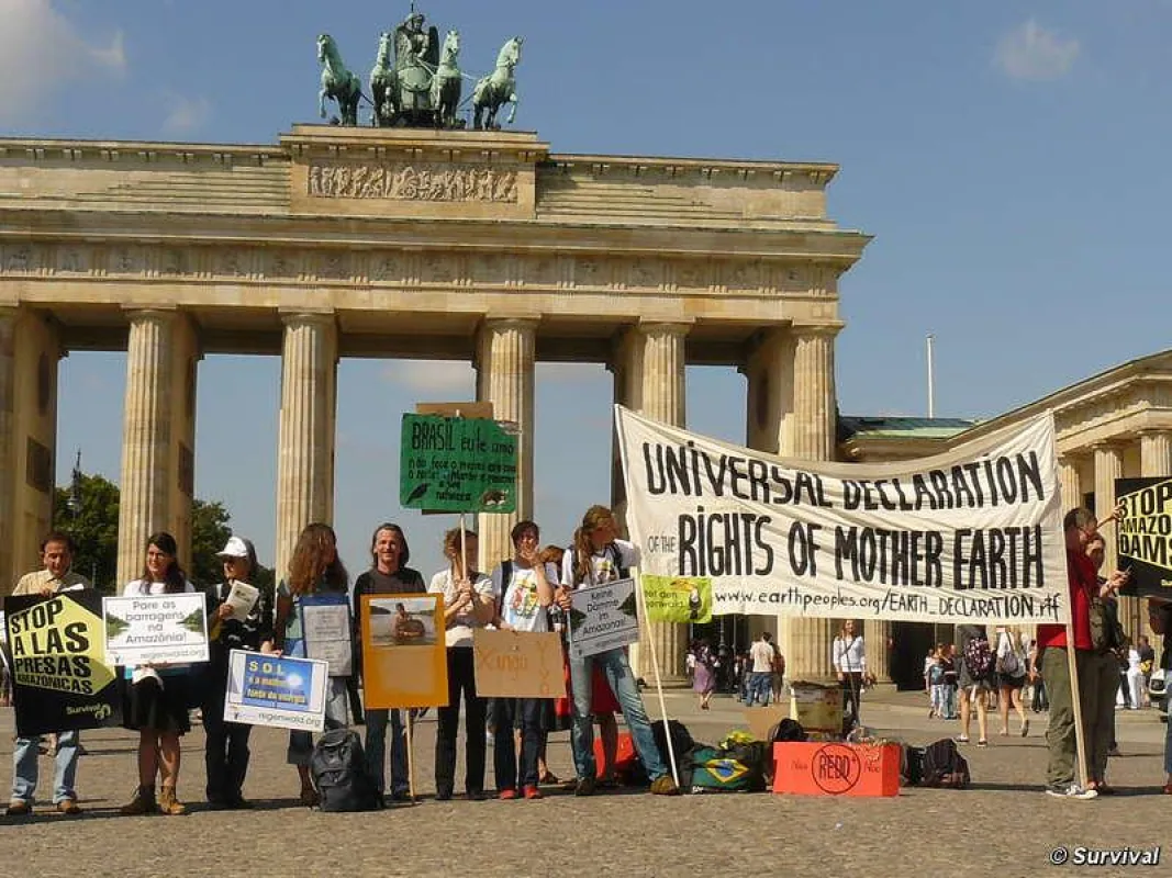 Tausende Menschen protestierten weltweit gegen den Belo Monte Staudamm. © Survival