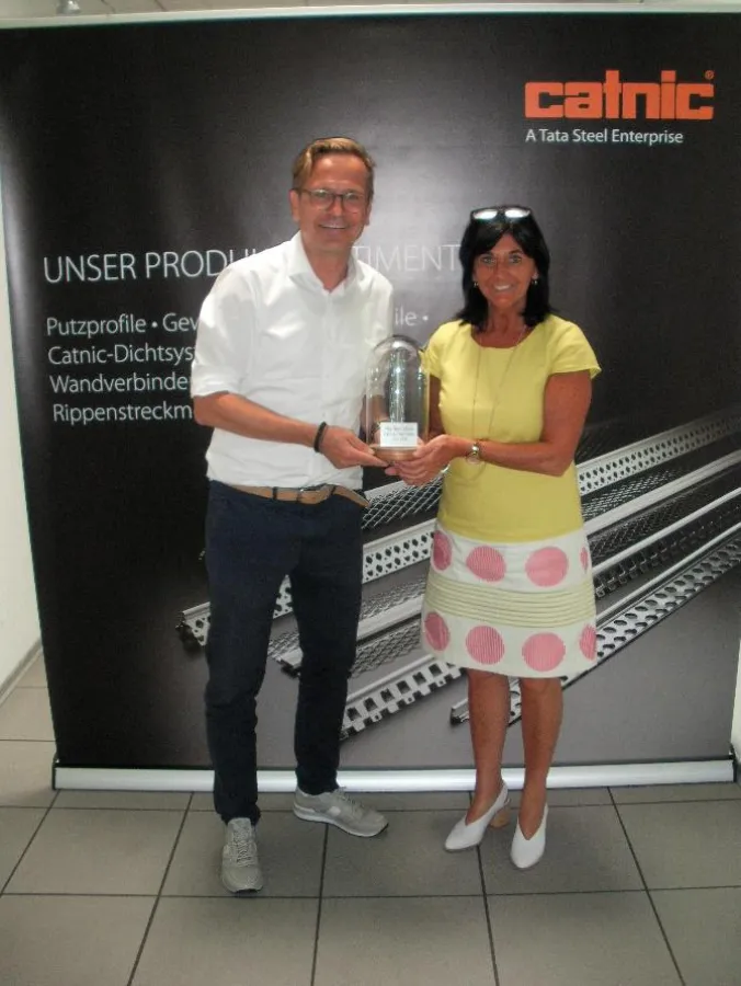 Udo Berg bei der Übergabe des ersten Profils an Christine Wilde (Catnic Ltd.).