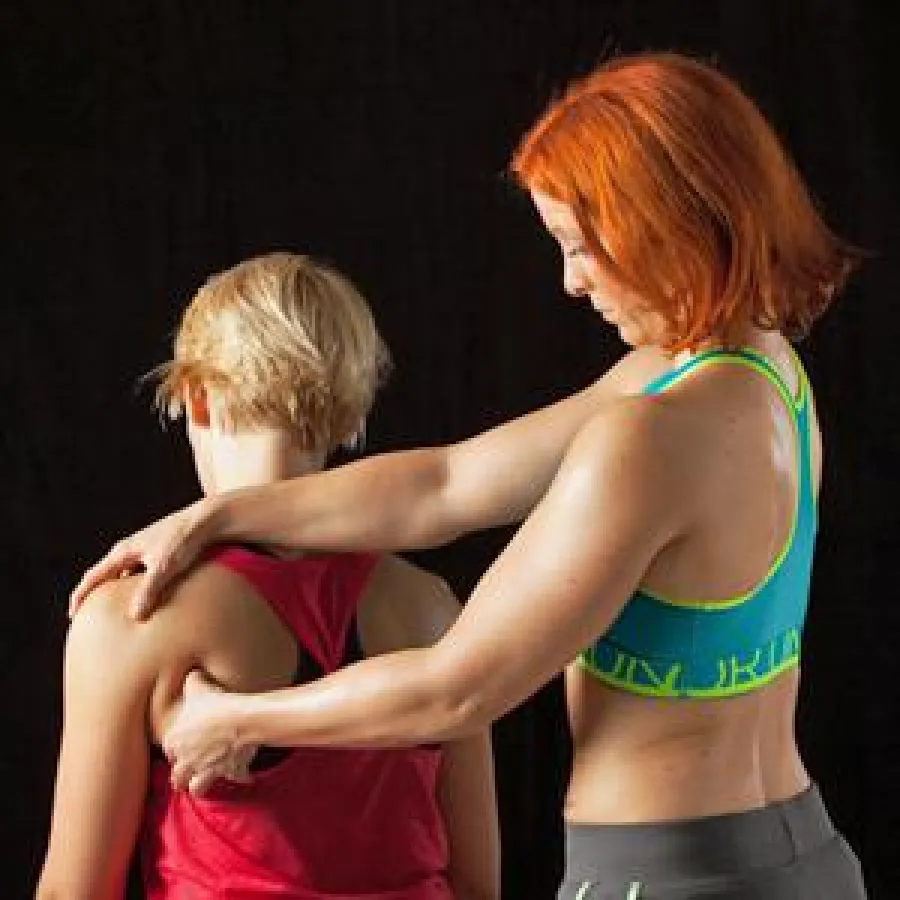 Jennifer Althoff zeigt einen Triggerpoint, den man durch Massage lösen kann.