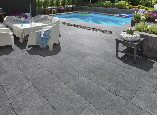Bild: Die passende Terrassenplatte zum Pool: Eintauchen in die Urlaubs-Gartenwelt