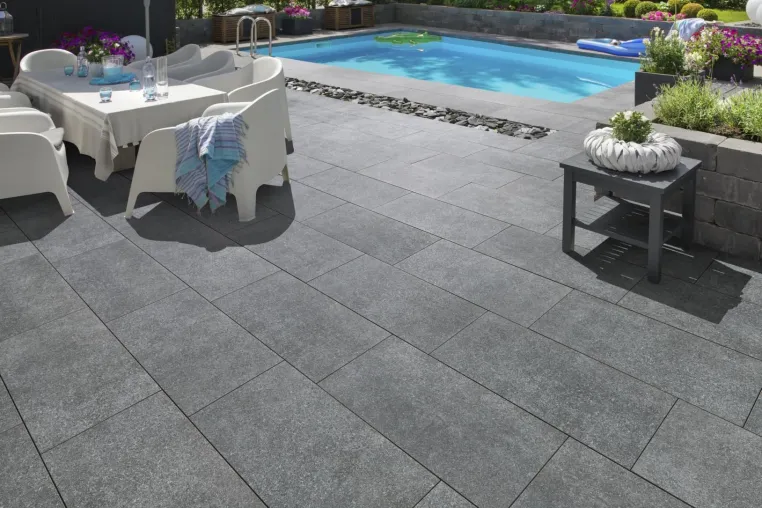Bild: Die passende Terrassenplatte zum Pool: Eintauchen in die Urlaubs-Gartenwelt