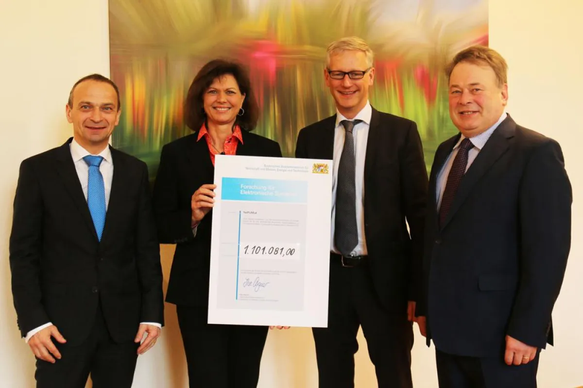 Die Übergabe der Förderurkunde in der Staatskanzlei München.