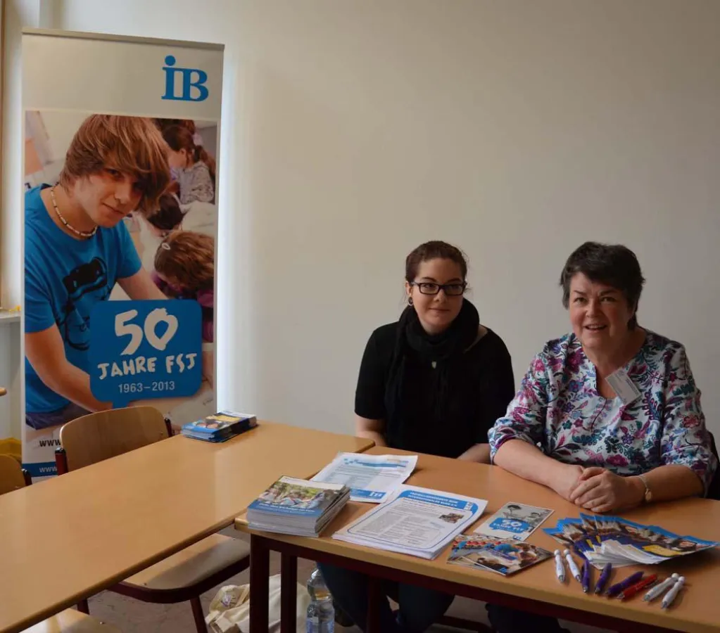 Berichten über die Freiwilligendienste beim IB: Sarah Brach und Gabriele Cawelius.