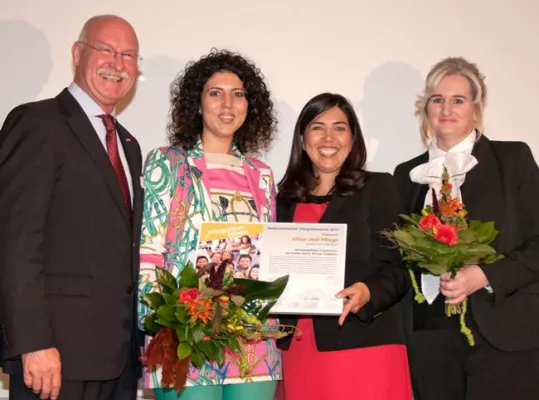 Niedersächsischer Integrationspreis 2012 geht an NordseePflege Gelebte Integration in der Pflege Bild: Niedersächsischer Integrationspreis 2012 geht an NordseePflege Gelebte Integration in der Pflege