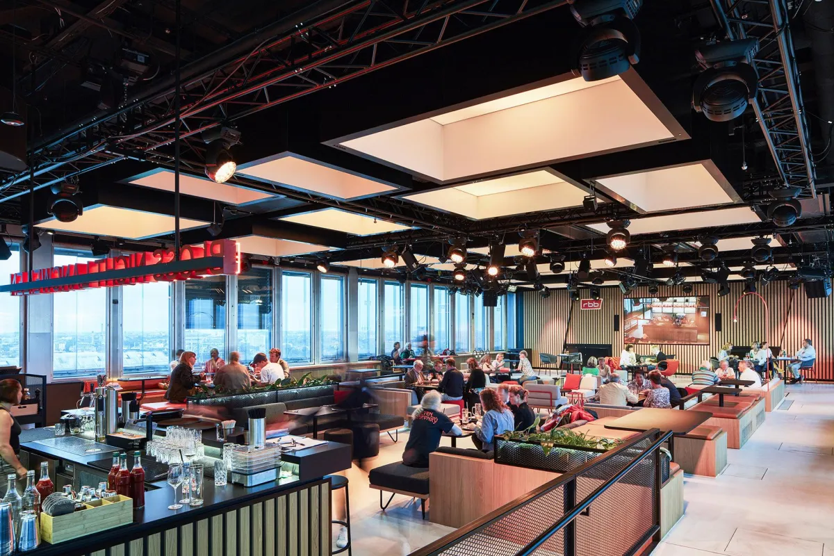 rbb Dachlounge - Blick von der Bar zur Bühne und Medienwand ©Koy + Winkel