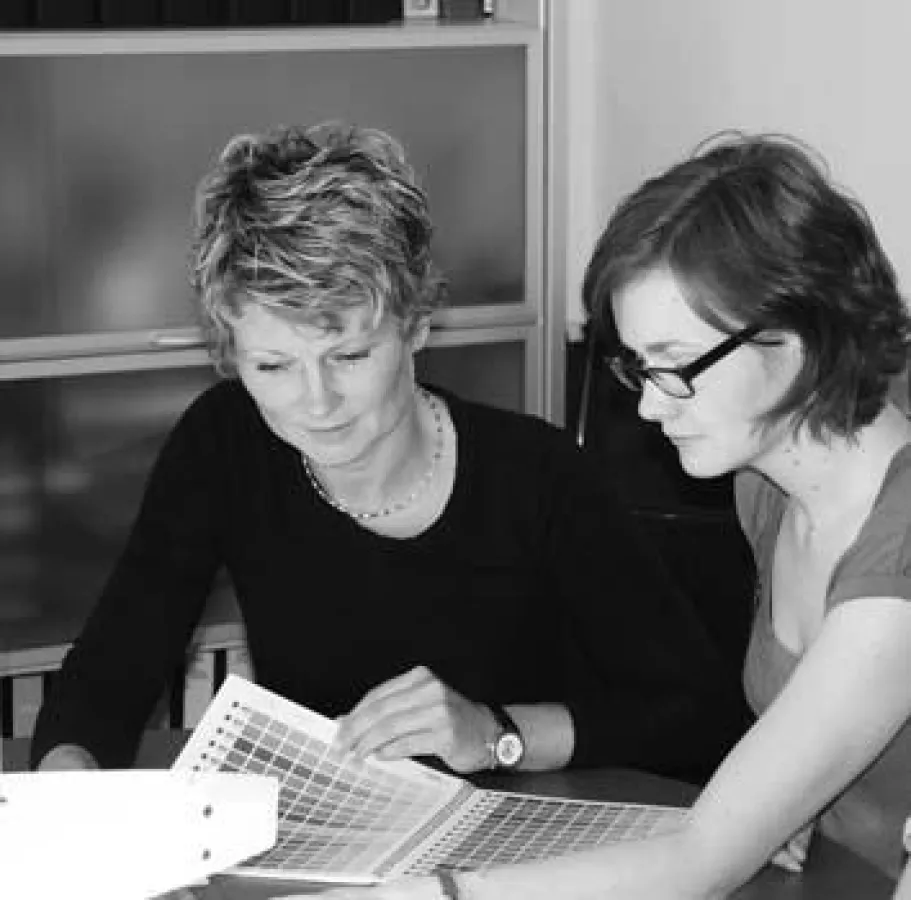 Tanja Walter bei der Auswahl von Farben