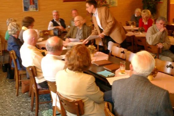 Bild: Rente unter´s Kopfkissen? Besorgte Rentner informierten sich im Haus Birkenhof über das neue Alterseinkünftegesetz der Bundesregierung