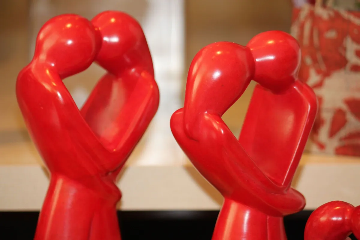 Die Paarfiguren repräsentieren die Beziehung zwischen Paaren im Odenwald-Institut. (© Odenwald-Institut/Marion Mirswa)