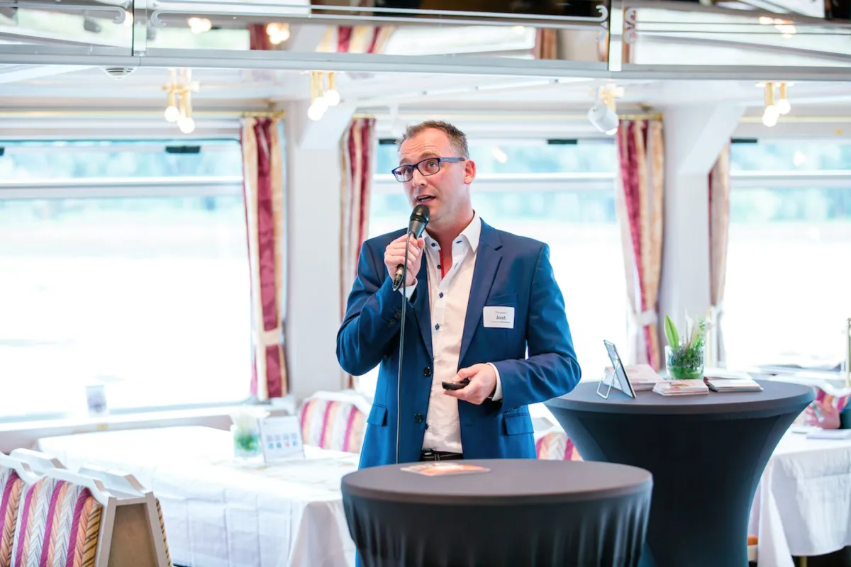 Thorsten Jost bei seinem Vortrag auf der MS Karlsruhe. (© Hamann Media GbR)