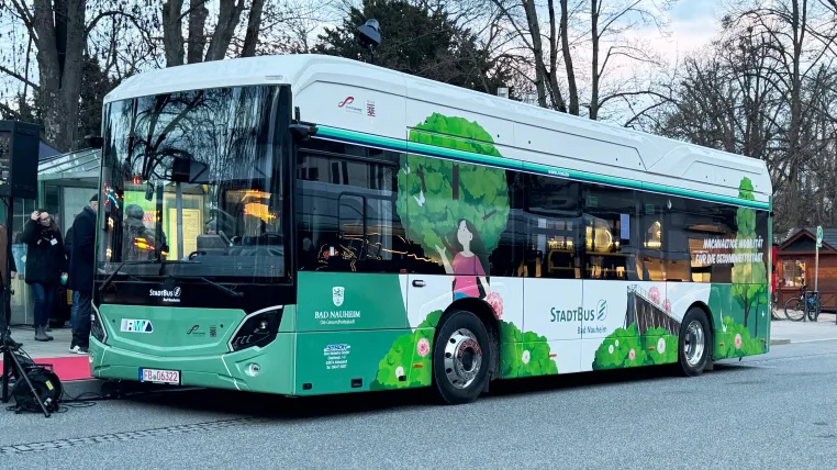 Bild: ITMS gestaltet das Erscheinungsbild der neuen Elektrobusse in Bad Nauheim 