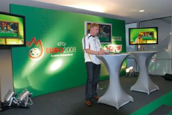 Fußball-EM-Qualifikationsspiel in München: DEKOM realisiert interaktive Spielanalyse Bild: Fußball-EM-Qualifikationsspiel in München: DEKOM realisiert interaktive Spielanalyse