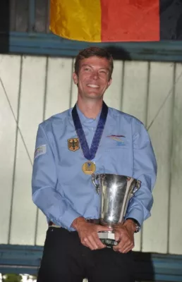 Bild: Nun ist es amtlich: Michael Sommer vom TEAM GERMANY alter und neuer Segelflugweltmeister der Offenen Klasse