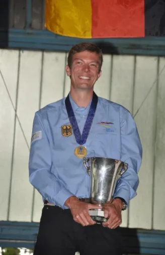 Nun ist es amtlich: Michael Sommer vom TEAM GERMANY alter und neuer Segelflugweltmeister der Offenen Klasse Bild: Nun ist es amtlich: Michael Sommer vom TEAM GERMANY alter und neuer Segelflugweltmeister der Offenen Klasse