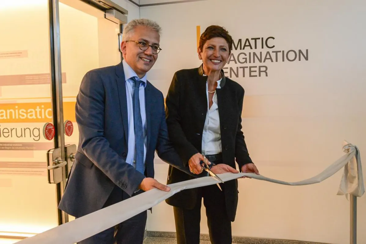 Tarek Al-Wazir und Dematic-Chefin Barbara Wladarz eröffneten gemeinsam das Imagination Center.