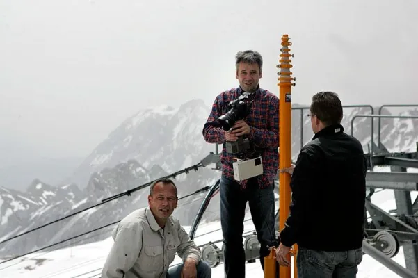 Bild: Zeichen gegen Missbrauch von Kindern auf Zugspitze gesetzt