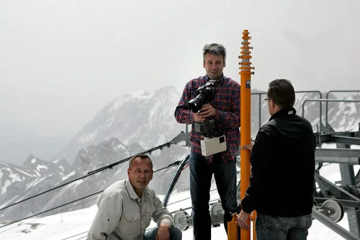 Bild: Zeichen gegen Missbrauch von Kindern auf Zugspitze gesetzt