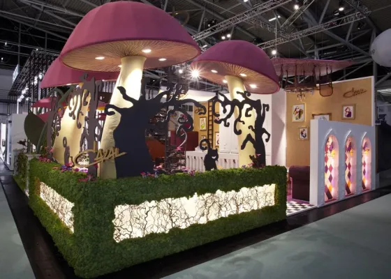 Bild: Das Münchener atelier damböck verwirklicht für Cazal einen märchenhaften Messestand zur opti 2012