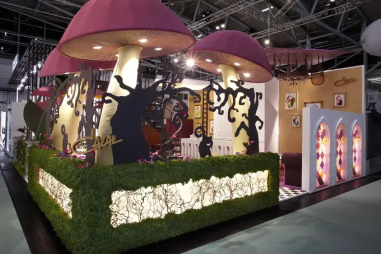 Bild: Das Münchener atelier damböck verwirklicht für Cazal einen märchenhaften Messestand zur opti 2012