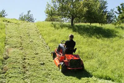 Bild: Die Wiesenmäher: Neue ECHOTRAK H-Serie von ECHO Motorgeräte.
