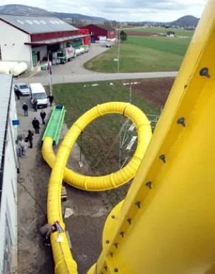 Bild: Bürgermeister Klaus Müller testet die weltweit 1. Loopingrutsche