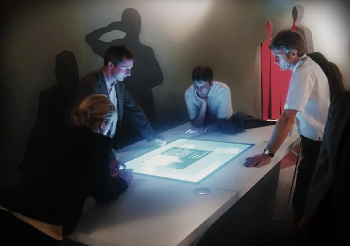 Der Multitouch-Tisch als Sponsorenportfolio in einer Ausstellung