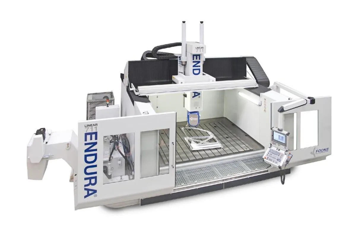 Bearbeitung eines Cubing-Bauteiles aus Aluminium auf einer FOOKE Kompaktportalfräsmaschine ENDURA® 700LINEAR