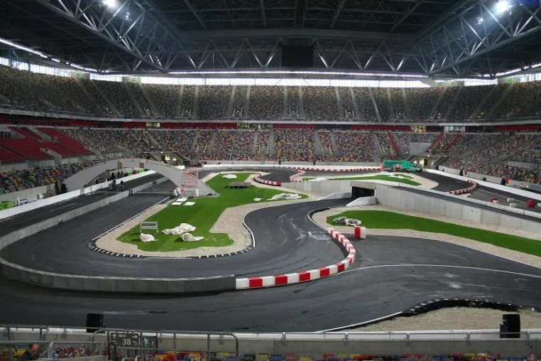 eps verwandelt Multifunktionsarena in Motorsportanlage Bild: eps verwandelt Multifunktionsarena in Motorsportanlage