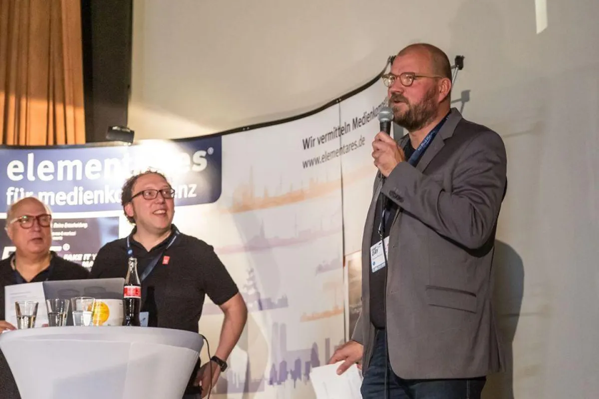 Thomas Meurers (rechts) vom RGF, Detlef Stuke (links) von elementa:res und Gennaro Marfucci.