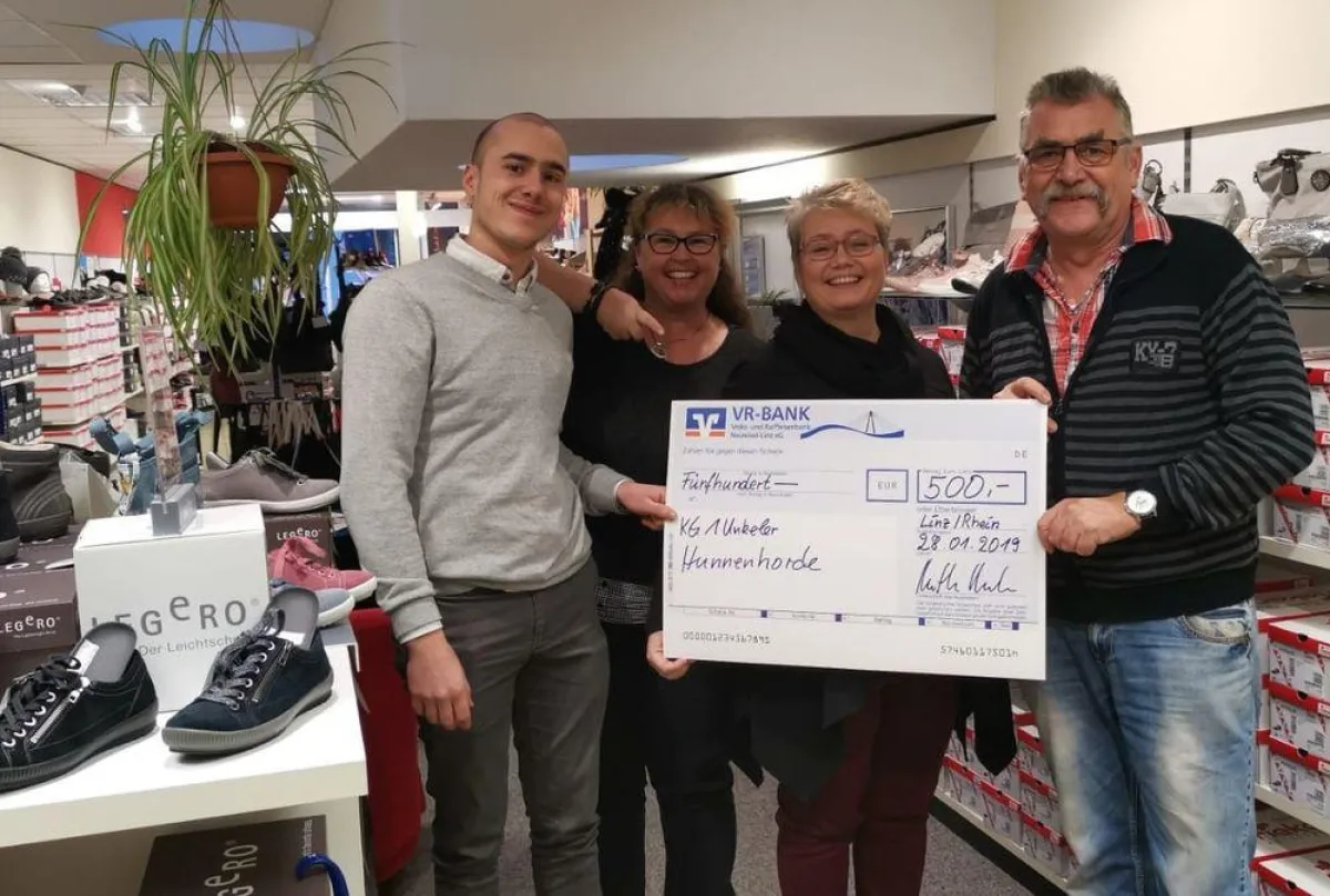 Die Hunnen nehmen die Spende entgegen. Vlnr:Dennis Vollmer, Silvia Vollmer, Ruth Reck, Harry Vollmer