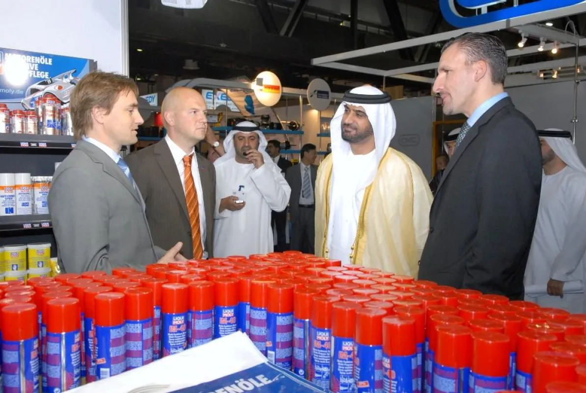 Von links: Thomas Schmid, Export Area Manager LIQUI MOLY; Roland Braun, Pressesprecher LIQUI MOLY; Khalid Bin Sulayem, Director General of the Dubai Department of Tourism and Commerce Marketing (DTCM)