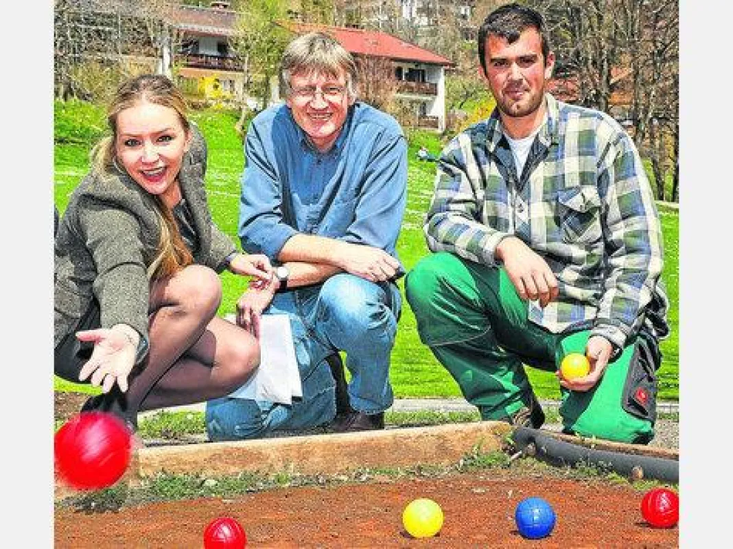 Bocciakugeln müssen (v.l.) Pächterin Kati Kinateder, Marktbaumeister Ralf Bues und Gemeindegärtner Josef Fütterer derzeit noch in der Kuranlage Puit werfen. Ab Juni können sie dort auf 18 Naturbahnen