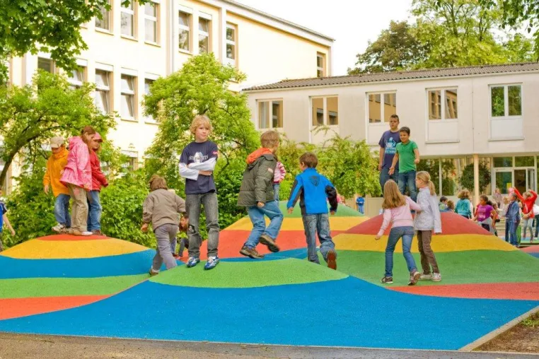 Bild: Playfix - Ein Fallschutzbelag macht Schule(n) in Königsbrunn