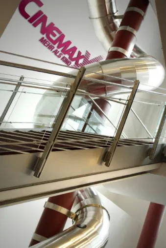 Deutschlands größte Indoor-Tunnelrutsche eröffnet im CinemaxX Bremen Bild: Deutschlands größte Indoor-Tunnelrutsche eröffnet im CinemaxX Bremen