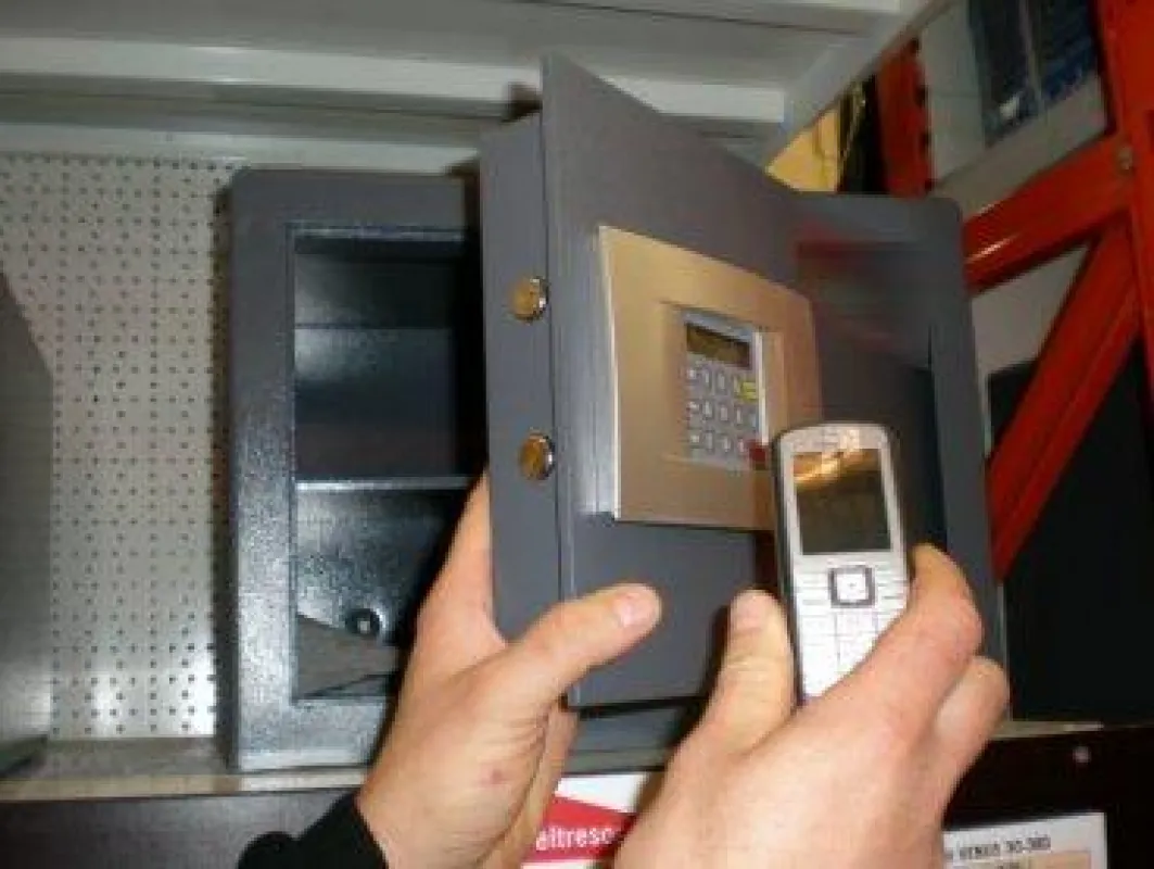 Tresor Öffnung mit Mobiltelefon