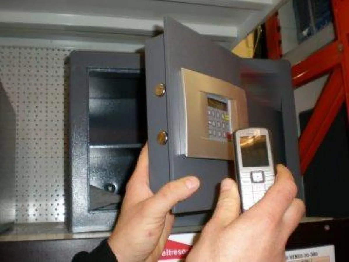 Tresor Öffnung mit Mobiltelefon