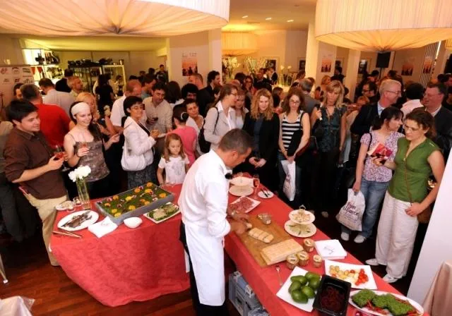 Voller Erfolg für den Apéritif à la française 2008 Bild: Voller Erfolg für den Apéritif à la française 2008