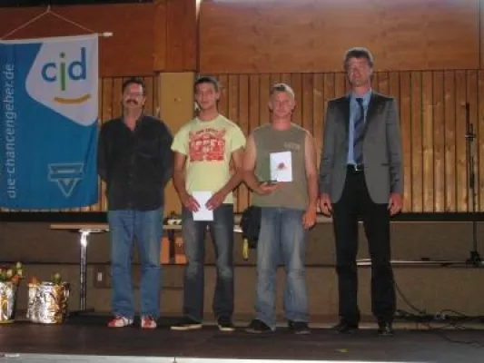 Bild: Zeugnisse, Lobe und Preise im CJD Jugenddorf Offenburg: Absolventen haben Grund zu feiern