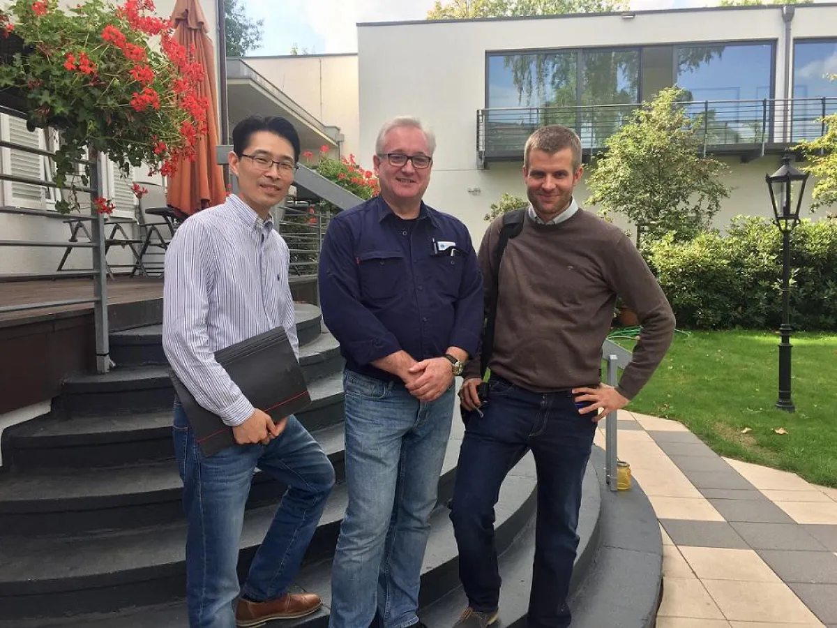 Johannes Knauber (r.) und See-Hwan Kim (l.) vom Projekt Ökoprofit mit Dirk Kern (Klinik im Park)