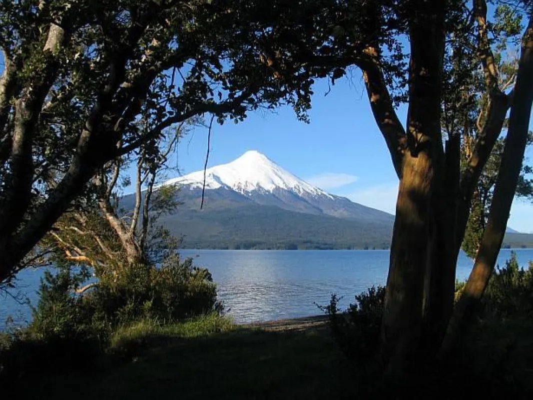Blick vom Llanquihue-See auf den majestätischen Vulkan Osorno