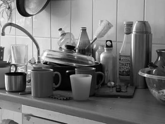 Bild: Paare streiten um die Hausarbeit – Eine Haushaltshilfe stellt das Familienglück wieder her